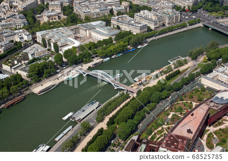 The River Seine, Paris, France The River Seine, Paris, France 68525785