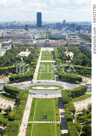 Champ de Mars, Paris, France Champ de Mars, Paris, France 68525790