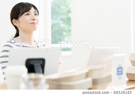 Woman in the food and drink industry preparing to take out 68526185