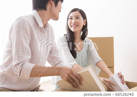 Couple moving 68526240