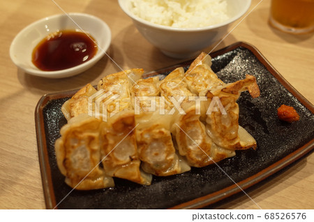 一口大小的鐵板燒餃子 68526576