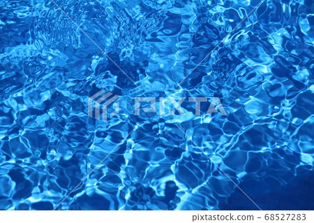 Ripples on the surface of the pool 68527283
