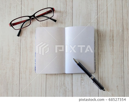 筆記和鋼筆和眼鏡 筆記和鋼筆和眼鏡 68527354