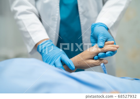 Asian doctor wearing PPE suit and globe to check  68527932