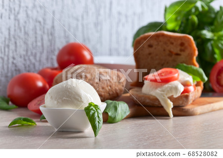 Sandwich with mozzarella, tomato and basil 68528082
