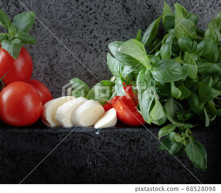 Mozzarella with basil and tomatoes . 68528098