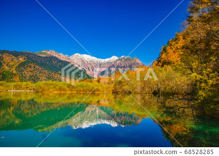 Autumn leaves in Kamikochi, Taisho Pond and Hotaka Mountain Range [Nagano Prefecture] 68528285
