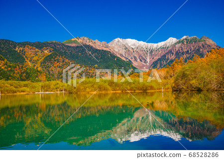上高地，大正池和穗高山脈的秋葉[長野縣] 68528286