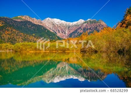 Autumn leaves in Kamikochi, Taisho Pond and Hotaka Mountain Range [Nagano Prefecture] 68528299