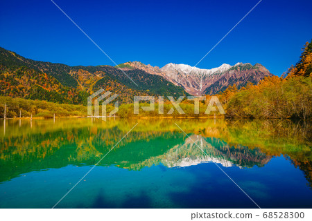 Autumn leaves in Kamikochi, Taisho Pond and Hotaka Mountain Range [Nagano Prefecture] 68528300