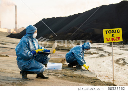 Researcher in workwear describing characteristics of polluted water and soil Researcher in workwear describing characteristics of polluted water and soil 68528362