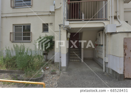 Aged housing complex to be dismantled Unmanned housing after relocation 68528431