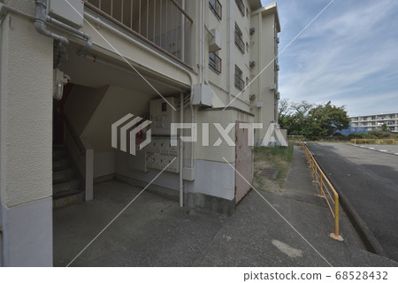 待拆除的老年住房綜合體搬遷後無人住房 68528432