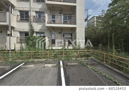 待拆除的老年住房綜合體搬遷後無人住房 68528433