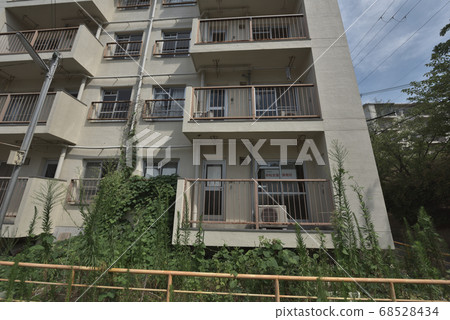 待拆除的老年住房綜合體搬遷後無人住房 68528434