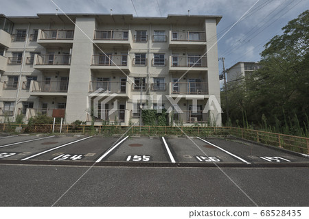 待拆除的老年住房綜合體搬遷後無人住房 68528435