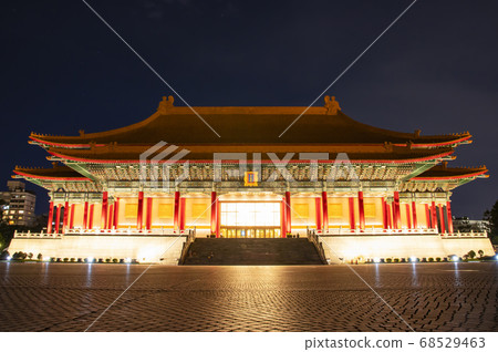 台灣的國家歌劇院夜景 68529463