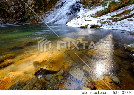 The frozen Jingbo Waterfall (Soni Village, Uda County, Nara Prefecture) 68530729