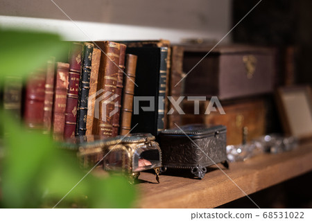 Antique shop 68531022