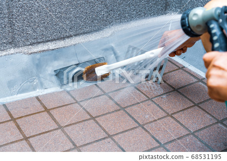 清潔陽台上的排水溝 清潔陽台上的排水溝 68531195