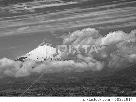 富士山聳立在雲端 68531914
