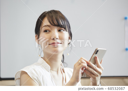 在會議室開會的女人 在會議室開會的女人 68532087