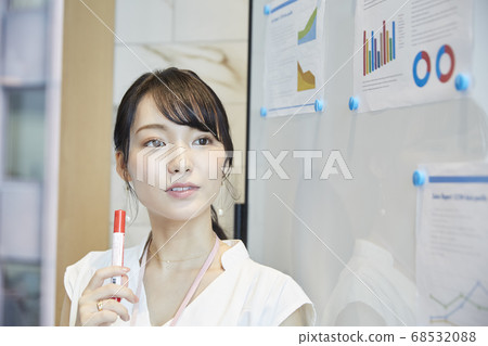 在會議室開會的女人 在會議室開會的女人 68532088
