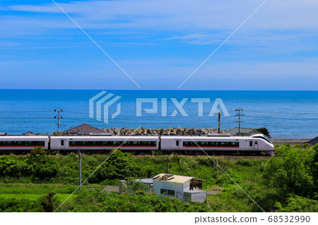 在海邊運行的常磐線特快 68532990