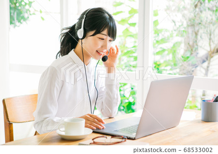 女人在家舉行網絡會議 68533002