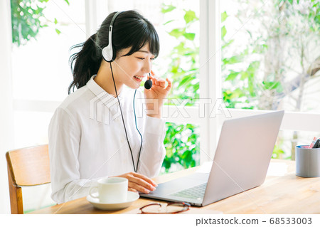 女人在家舉行網絡會議 68533003