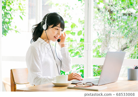 Woman having a web conference at home 68533008