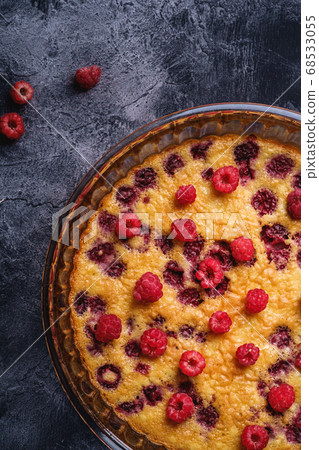 Sweet tasty pie with jellied and fresh raspberry fruits in baking dish Sweet tasty pie with jellied and fresh raspberry fruits in baking dish 68533055