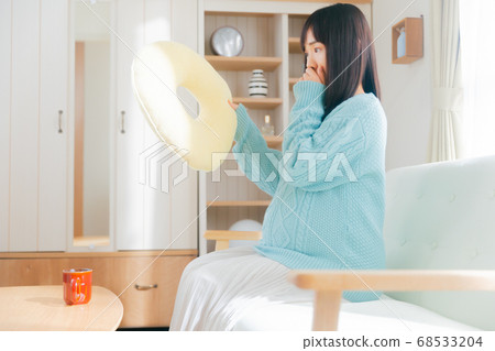 Consider a pregnant woman preparing a round seat cushion and a donut cushion 68533204