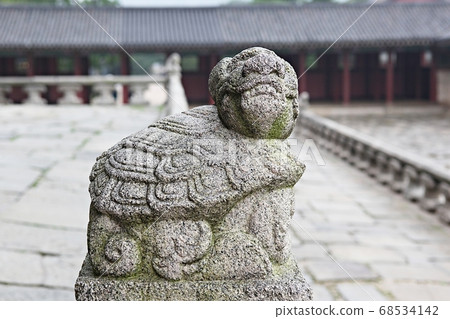 Stone statue 68534142