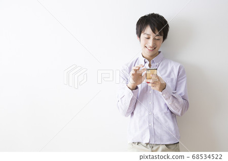 男子看著手機郵件 68534522