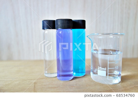Glass tube and beaker of 3 color aqueous solution 68534760