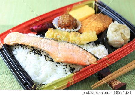 美味的三文魚午餐盒 美味的三文魚午餐盒 68535381