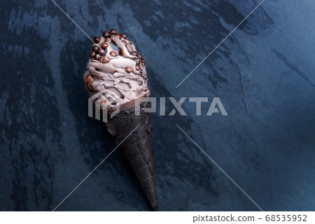 Double Chocolate Ice Creams with Black Waffle 68535952