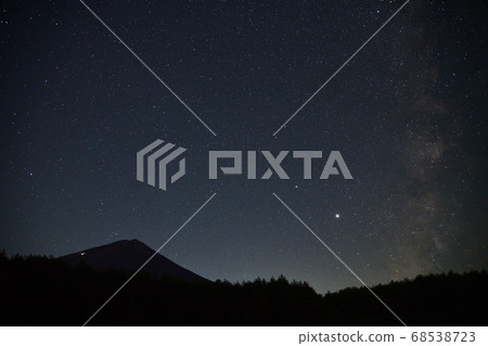 A starry night sky over Mount Fuji... Yamanashi 68538723