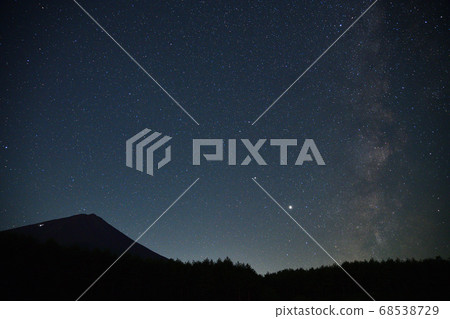 富士山上滿天繁星的夜空...山梨縣 富士山上滿天繁星的夜空...山梨縣 68538729