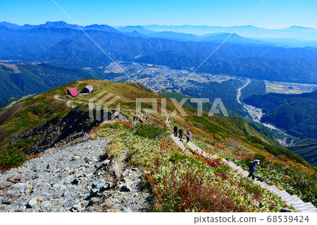 中部山國家公園。白馬村和南阿爾卑斯山從秋天八方的景色。日本長野白馬十月初。 68539424