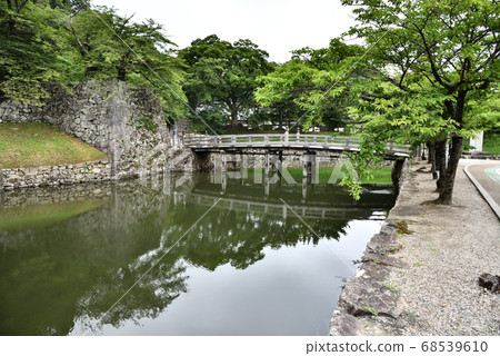 Front gate bridge of Hikone Castle 68539610