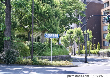 Uchibori-dori signboard Uchibori-dori signboard 68539702