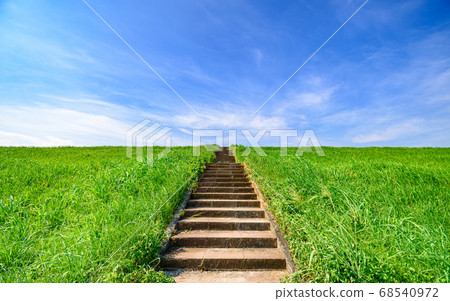 銀行樓梯和藍藍的天空 68540972