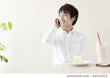 A man calling in a cafe 68541058