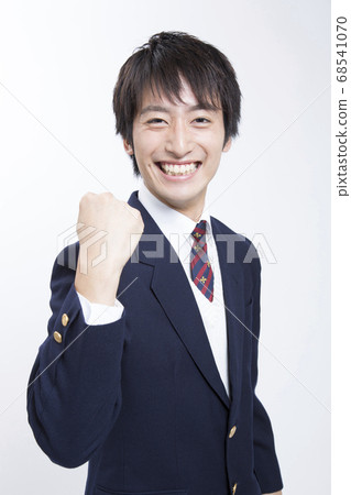 打膽的姿勢的男性高中學生 打膽的姿勢的男性高中學生 68541070