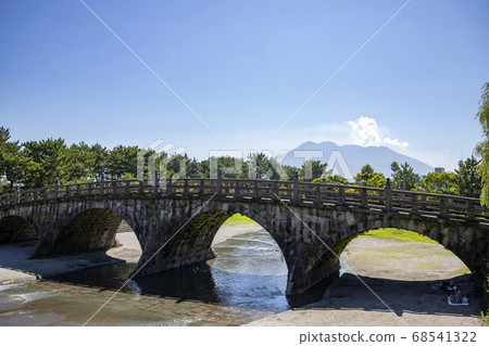 石橋和櫻島有4個拱門 石橋和櫻島有4個拱門 68541322