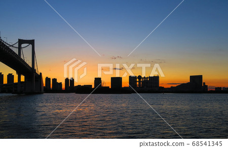 Rainbow bridge and Odaiba before sunrise (November 23, 2018) 68541345
