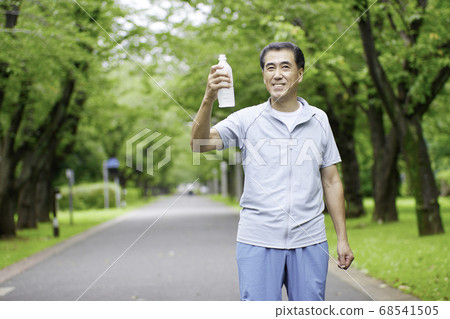 老人在運動服中的塑料瓶 68541505