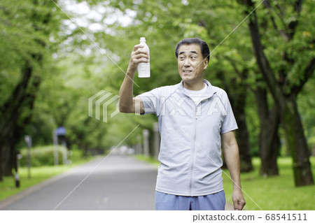 老人在運動服中的塑料瓶 68541511